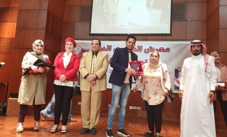 فنان يمني يفوز بجائزة عربية في الفن التشكيلي