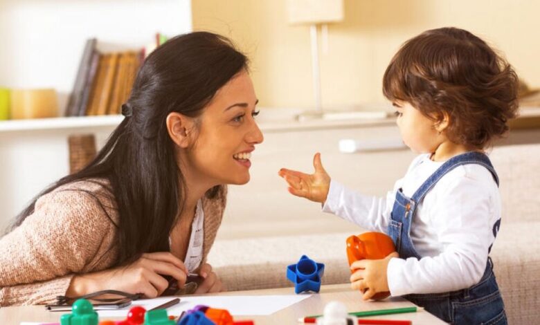 كيف تعلمين طفلك فنّ الحوار؟
