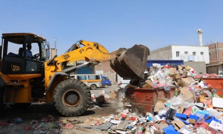 محلي الشيخ عثمان يؤكد استمرار إعمال النظافة في المديرية