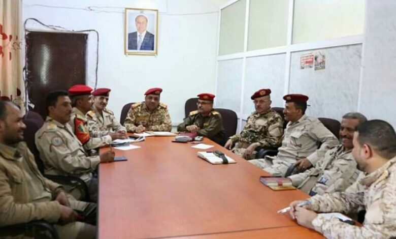قائد محور تعز يعقد إجتماعا بقادة الألوية العسكرية لمناقشة التطورات الميدانية بالمحافظة