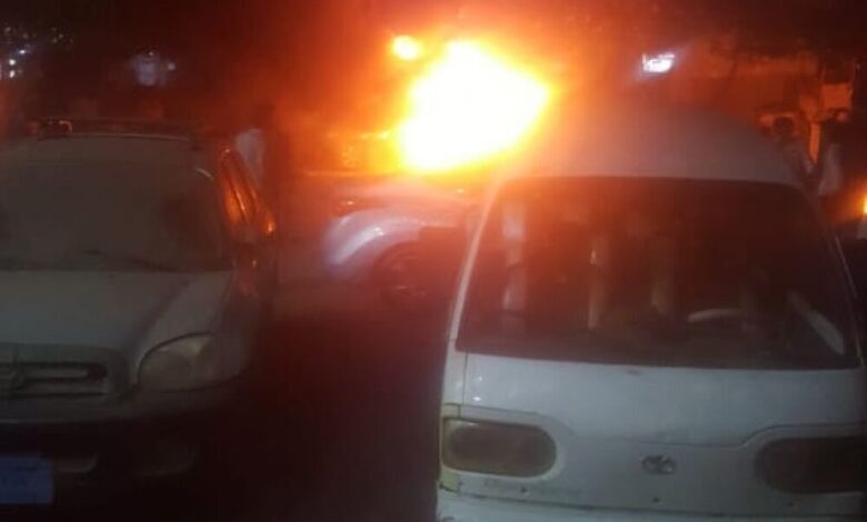 انفجار غامض يدمر سيارة ويشعل النار فيها بالشيخ عثمان