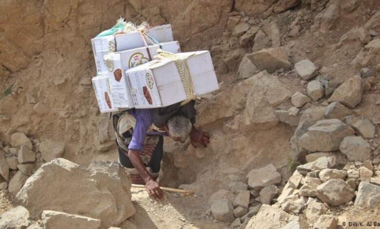 الحرب المدمرة في اليمن تدفع كبار السن للأرصفة والعمل الشاق