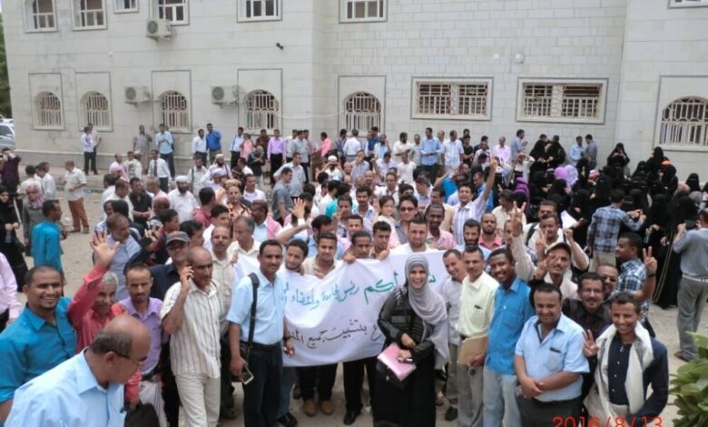المعينون أكاديميا بجامعة عدن يتهمون الحكومة بالاهمال ويلوحون بالتصعيد.