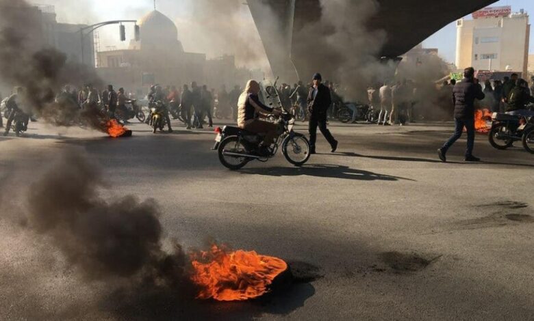 التلفزيون الإيراني: الأمن قتل "مثيري الشغب" بالرصاص في مدن عدة
