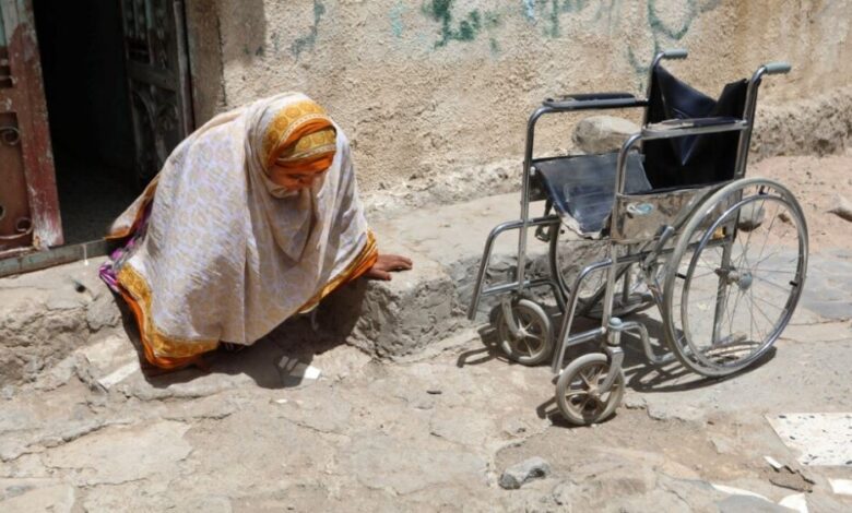 تبيع كليتها لتوفير الدواء لابنتها.. أزمة ذوي الإعاقة تتفاقم في اليمن