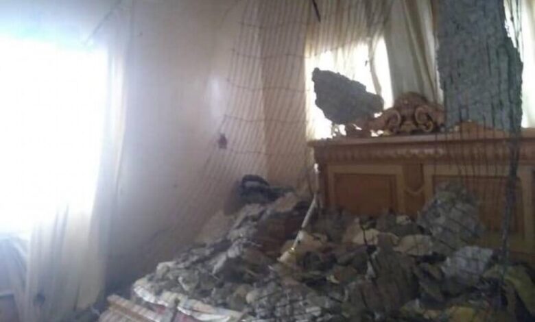 انهيار سقف منزل فوق ساكنيه في عدن