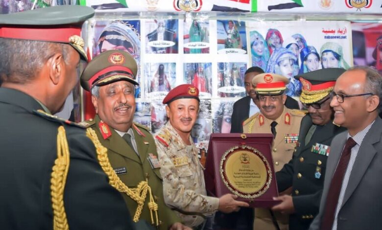 رئيس هيئة التدريب يسلم رئيس هيئة الأركان السوداني درع الجيش اليمني في حفل تخرج ضباط من كلية القياده والأركان .