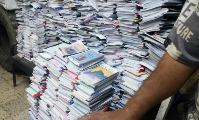 قوات الحزام الأمني تسلم مكتب التربية والتعليم بالشيخ عثمان 6000 كتاب مدرسي تم سرقتها من إحدى المدارس
