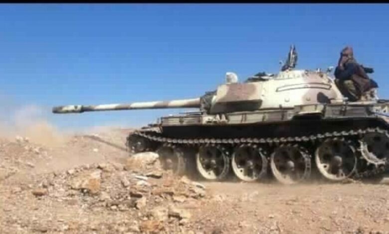 الضالع ..مدفعية الجيش تقصف تعزيزات لمليشيا الحوثي في جبهة مريس
