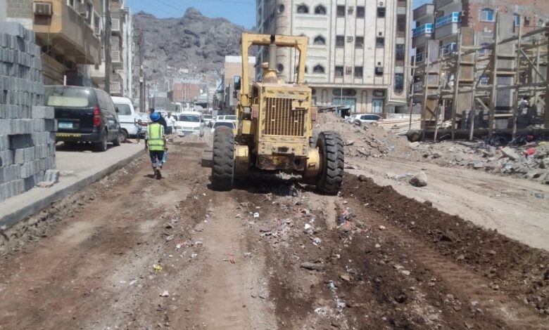 صندوق صيانة الطرق يدشن مشروع سفلتة شارع الخساف في عدن