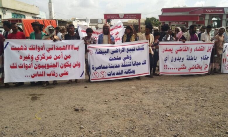لحج:وقفة احتجاجية أمام مبنى السلطة المحلية ضد شركة الهمداني