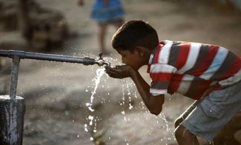 مواطنون بعدن يشربون من مياه الصرف الصحي (فيديو)