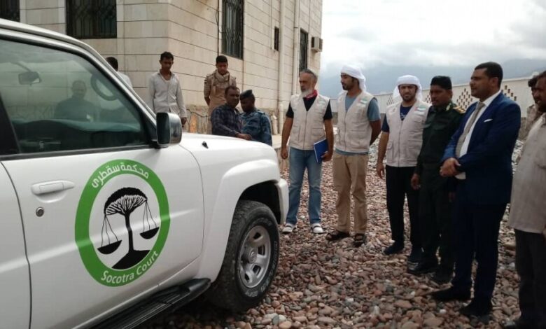 الوكيل الجريبي يدشن تسليم 4 سيارات مقدمة من مؤسسة خليفة للقطاع القضائي في المحافظة