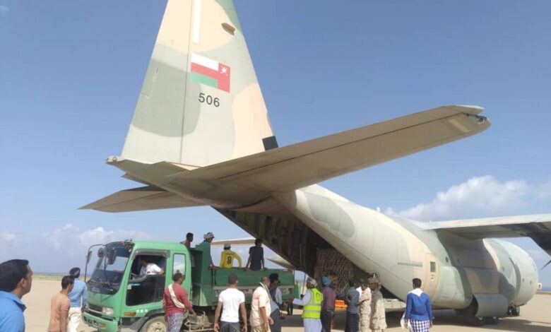 سقطرى .. وصول طائرة إغاثة عمانية تحمل أطنان من المواد الإغاثية