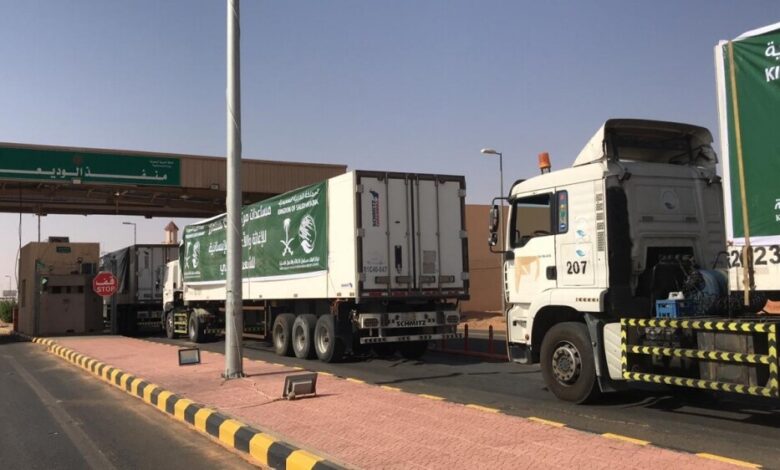 عبور 23 شاحنة مقدمة من مركز الملك سلمان للإغاثة منفذ الوديعة متوجهة لعدة محافظات يمنية