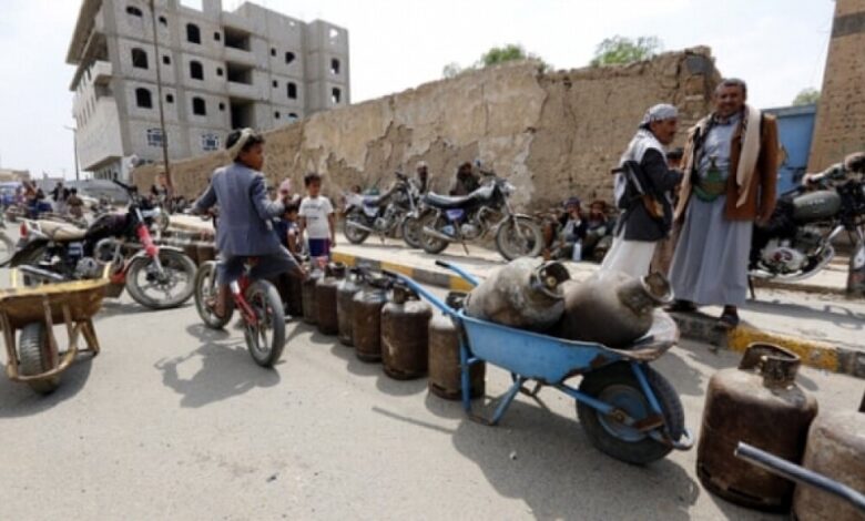 أزمة خانقة في الغاز المنزلي لليوم الثالث على التوالي تشهدها صنعاء