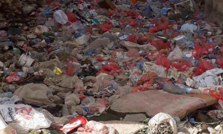 عدن:تكدس القمامة في أحياء وشوارع منطقة التقنية بالمنصورة