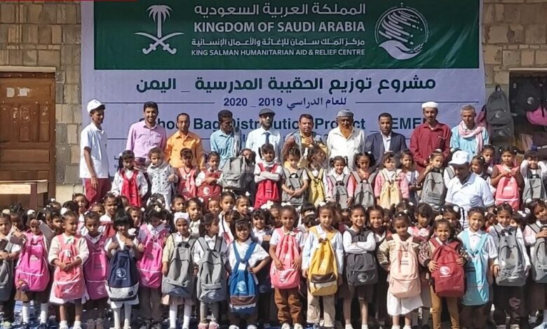 الحمزة يدشن توزيع 4000 حقيبة مدرسية بمحافظة أبين مقدمة من مركز الملك سلمان