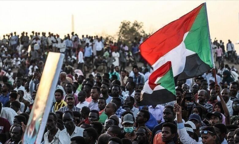 أسر سودانية تتظاهر رفضا لإرسال أبنائها للقتال باليمن
