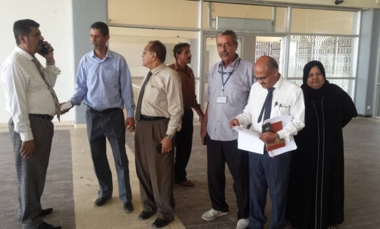 مدير عام مطار عدن الدولي يناقش مع وكيل المحافظة و مدير مكتب الصحة خطة الطوارئ لمجابهة فيروس كرونا