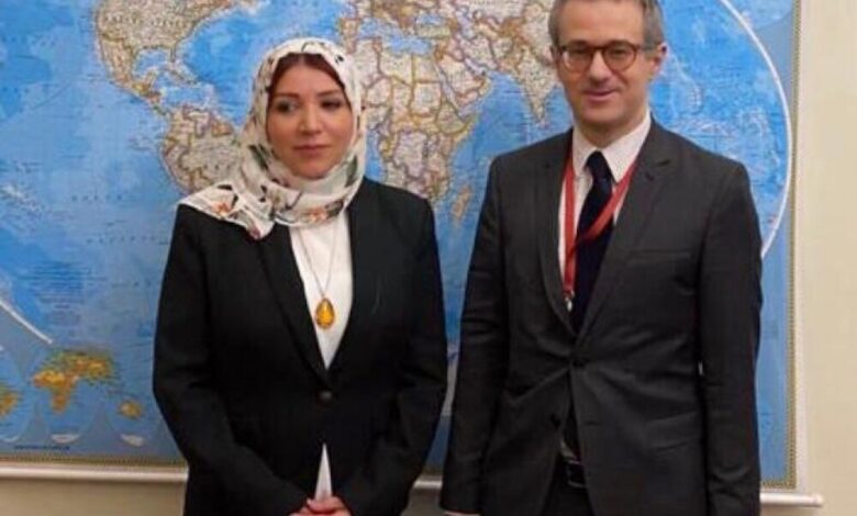 سفيرة اليمن لدى بولندا  تستعرض  مع مسئول بولندي انتهاكات المليشيا الحوثية ضد ابناء الشعب اليمني