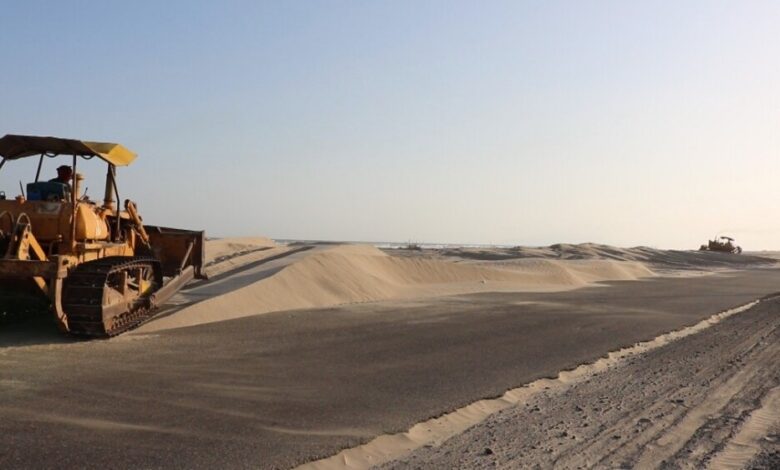 مؤسسة الطرق وصندوق الصيانة تنفذا حملة ازاحة الكثبان الرملية في طريق العلم