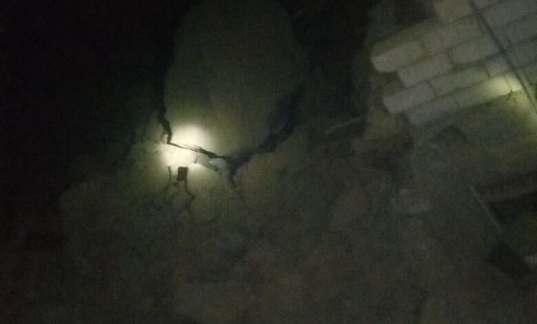 انهيارات صخرية فوق منازل المواطنين بحي شُعب العيدروس