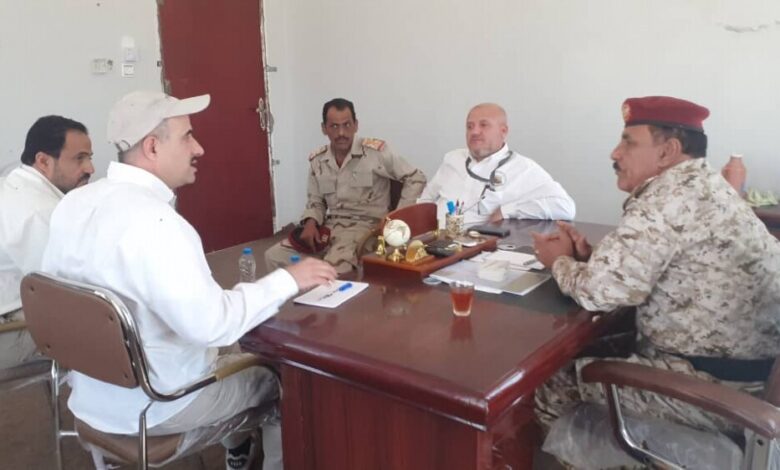 قائد اللواء الثاني مشاة بحري يلتقي مسؤولين من الشركة اليمنية للغاز الطبيعي المسال