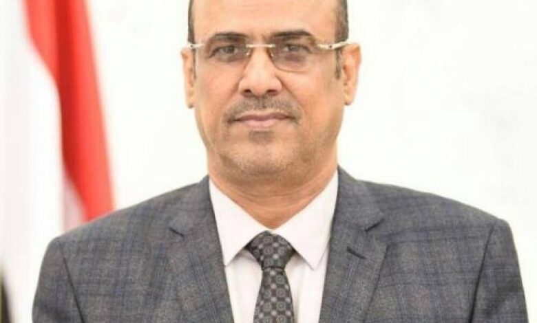 نائب رئيس الوزراء وزير الداخلية يعزي في وفاة الشيخ حسن علي منصور