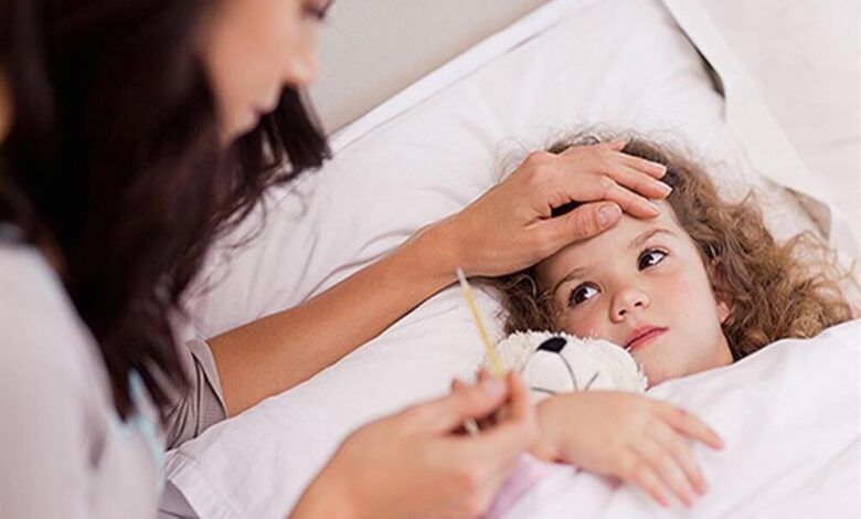 الكمادات مفيدة.. كيف تتعاملين مع ارتفاع حرارة طفلِك قبل الذهاب للطبيب؟