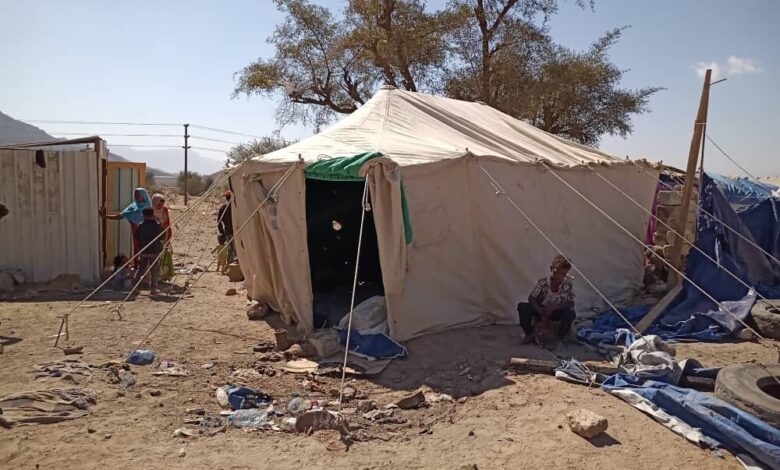 منظمة ديفرستي تقدم مساعدات إيوائية وغذائية لاسرة احدالمهمشين التي شب فيها الحريق بمخيم حبيل المنضال في الضالع