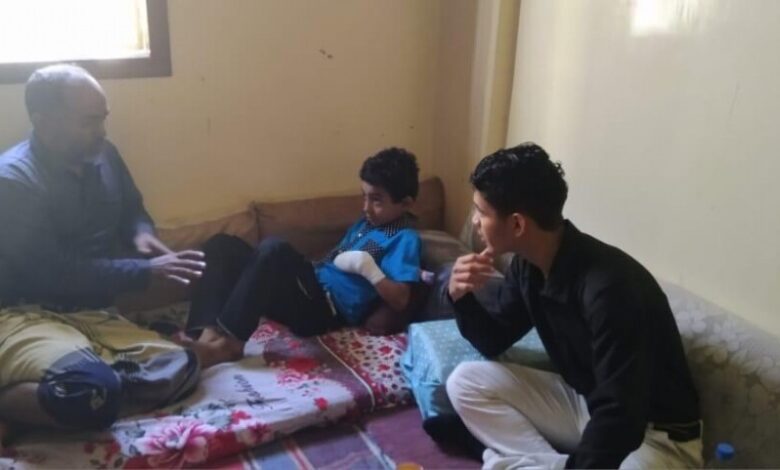 حكومة شباب وأطفال اليمن تتفقد حالة الطفل ياسر الذي تعرض لحادث في يده اليمنى
