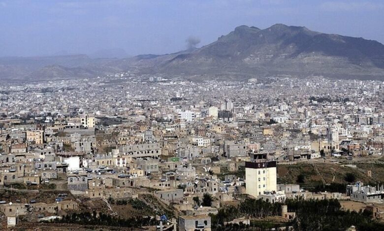الحوثيون: غارات التحالف تدمر مرافق مطار تعز كليا