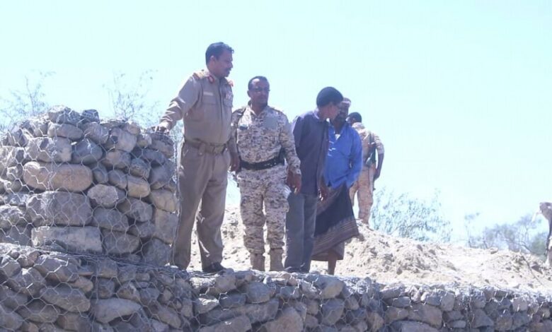محافظ أبين يتفقد سير عمل المرحلة الأخيرة لعمل الجابيونات في عبر عثمان قناة راس الخورة