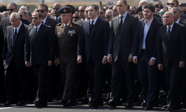 دفن رئيس مصر الأسبق مبارك بعد جنازة مهيبة.. وإرث يثير الانقسام