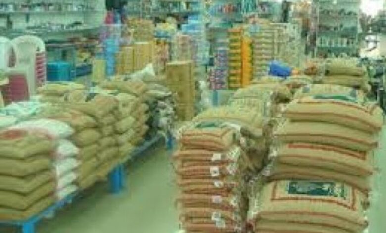 مواطنون في العاصمة عدن يشكون ارتفاع أسعار المواد الغذائية الرئيسية
