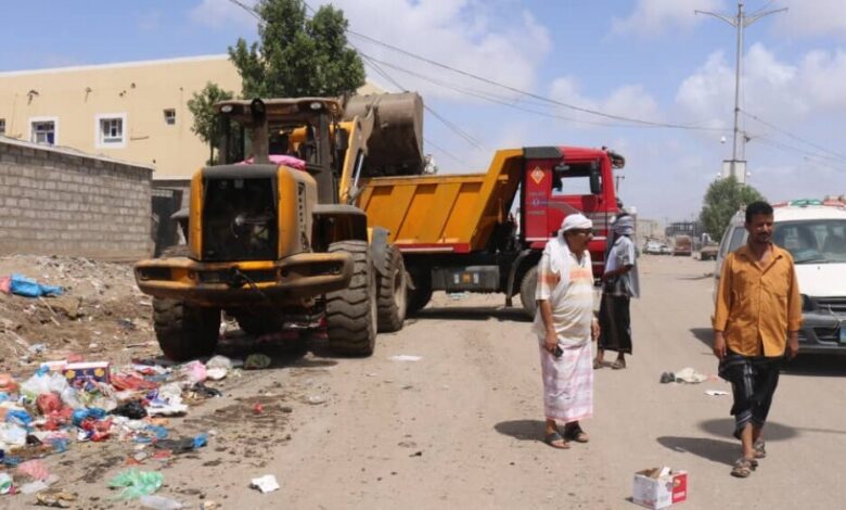 محلي الشيخ عثمان يتفقد حملة النظافة الواسعة بالمديرية والورشة المركزية لصيانة اليات النظافة