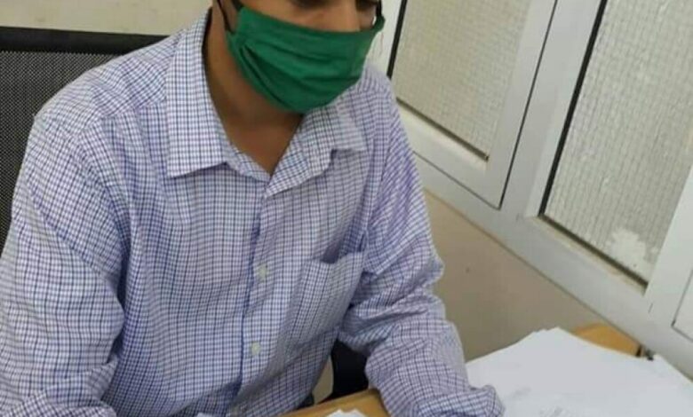 تحت شعار أنقذ طبيب..مبادرة صنع في عدن توزع كمامات محلية الصنع على مشافي المحافظة