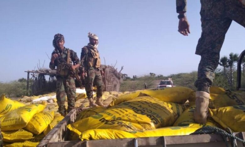 المخأ.. الشرطة العسكرية تضبط سيارة تحمل أسمدة مهربة كانت في طريقها إلى الحوثيين