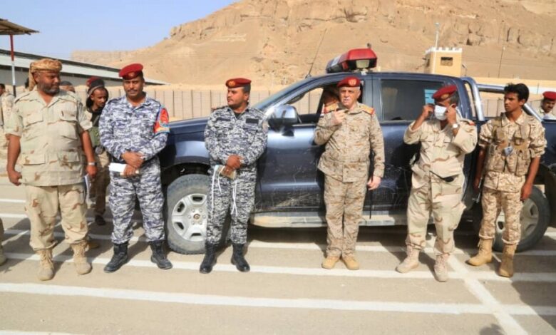 قائد المنطقة العسكرية الأولى يدشن قرار حظر التجوال بمديريات الوادي والصحراء