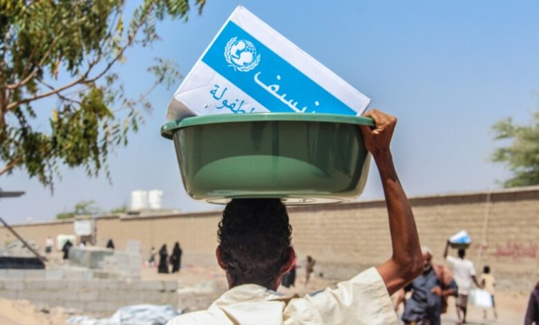 بتمويل من منظمة اليونيسف طيبة تواصل توزيع حقائب النظافة الصحية في محافظتي عدن ولحج