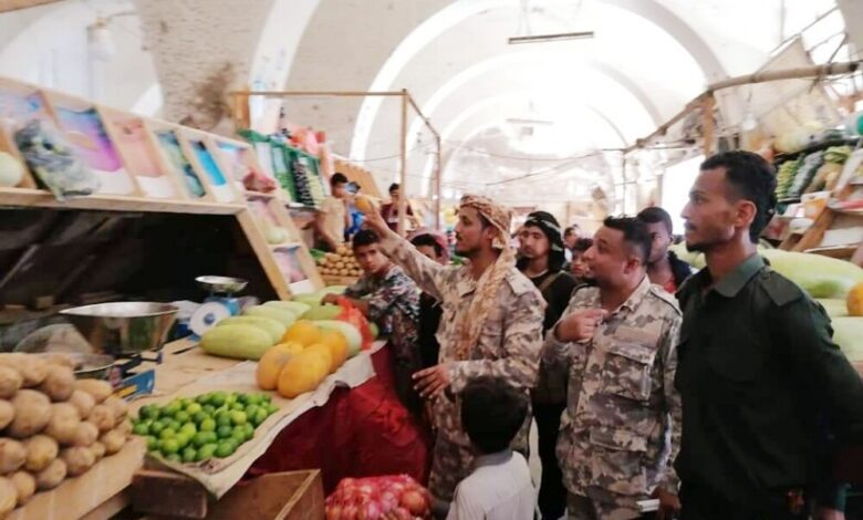 الصبيحي نائب مدير شرطة كريتر يقوم بحملة مراقبة أسعار المواد الغذائية و الخضروات