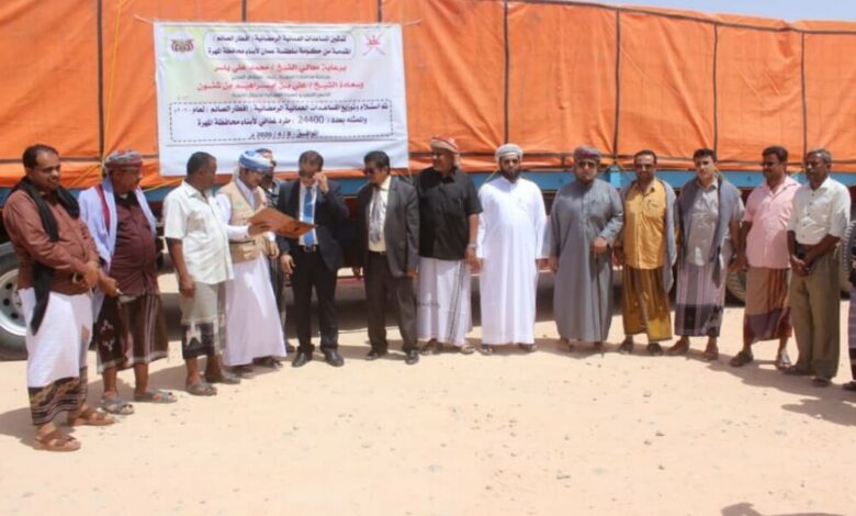 محافظ المهرة يدشن استلام 107 قاطرة تحمل 24400 سلة غذائية مقدمة سلطنة عمان لأبناء المحافظة