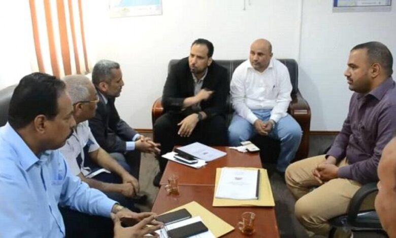 نائب وزير الاشغال يؤكد ضرورة عودة مراكز الصناديق إلى العاصمة عدن