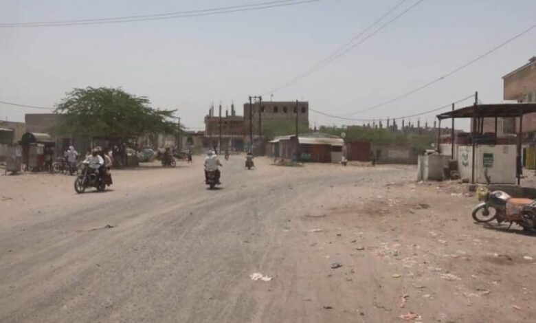 الحوثيون يستهدفون مديرية حيس ويطلقون النار على المارة في الطرقات