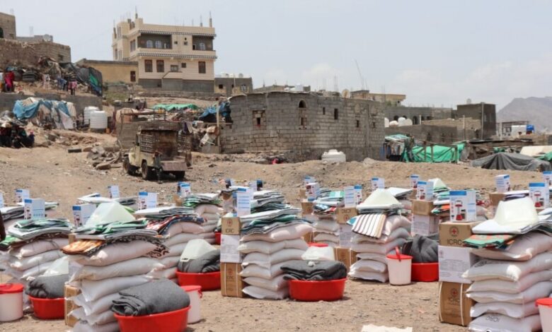 لحج : الهلال الأحمر اليمني يوزع مواد غذائية وإيوائية وصحية على النازحين بدعم من الصليب الأحمر