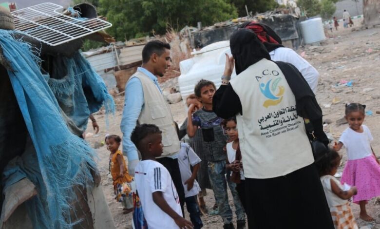 عدن : منظمة التعاون العربي للإغاثة والتنمية توزع الهدايا العيدية للنازحين بالمعلا