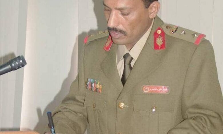 محافظ ابين يعزي بوفاة العميد الحمزه علي قائد اللواء 119 مشاه .
