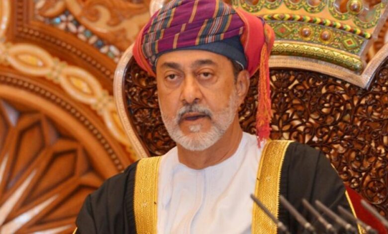 سلطان عمان يدعو للتعايش مع مستجدات جائحة كورونا