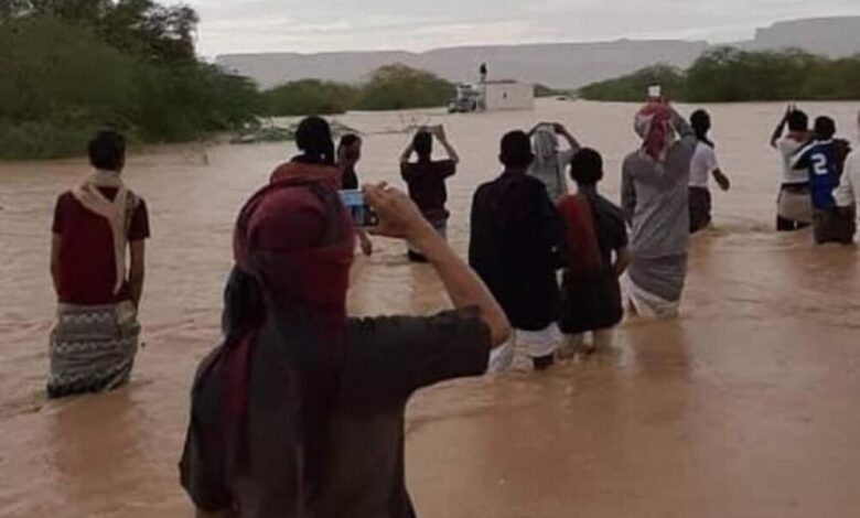 مروحية عسكرية بسيئون تنقذ مواطن علق في السيول ( صورة )